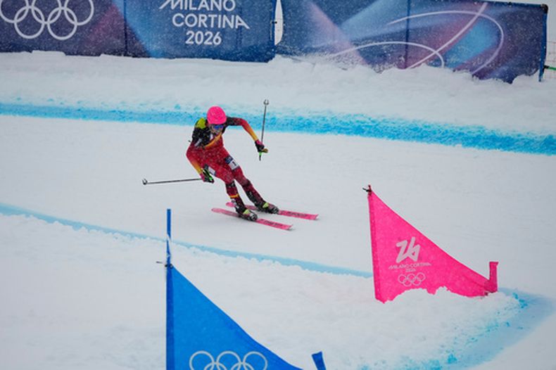 El español Oriol Cardona Coll rumbo a la conquista de la medalla de oro en el sprint del esquí de montaña, el jueves 19 de febrero de 2026, en Bormio, Italia. (AP Foto/John Locher)