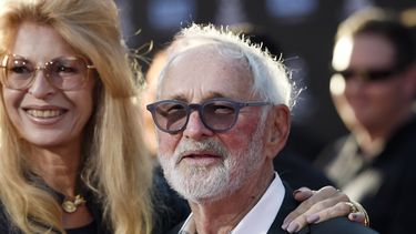 ARCHIVO - Norman Jewison, centro, director de la película de 1967 In the Heat of the Night, con su esposa Lynne St. David antes de una proyección por el 50 aniversario de la película en el TCM Classic Film Festival 2017 en Los Angeles el 6 de abril de 2017. Jewison, quien fue nominado a tres Oscar y recibió un premio a la trayectoria de la Academia falleció el sábado 20 de enero de 2024, informó su publicista Jeff Sanderson. Tenía 97 años. (Foto Chris Pizzello/Invision/AP, archivo)