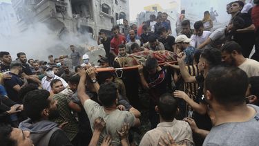 Palestinos retiran un cuerpo de entre los escombros de un edificio tras un ataque aéreo israelí al campo de refugiados Jebaliya, en la Franja de Gaza, el 9 de octubre de 2023. (AP Foto/Ramez Mahmoud)