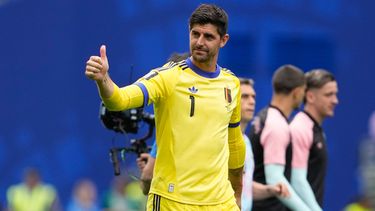 El arquero belga Thibaut Courtois saluda tras la victoria ante Senegal en los 16vos de final del Mundial, el miércoles 1 de julio de 2026, en Seattle. (AP Foto/Lindsey Wasson)