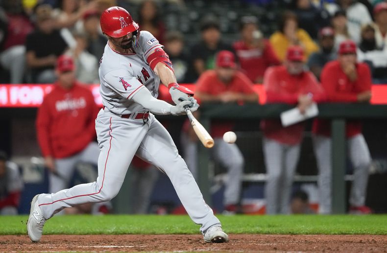 El jugador de los Angelinos de Los Ángeles Randal Grichuk pega un sencillo remolcador para impulsar a Kyren Paris contra los Marineros de Seattle en el 11mo inning de su juego de béisbol, el lunes 11 de septiembre de 2023, en Seattle. Los Angelinos ganaron 8-5. (AP Foto/Lindsey Wasson)
