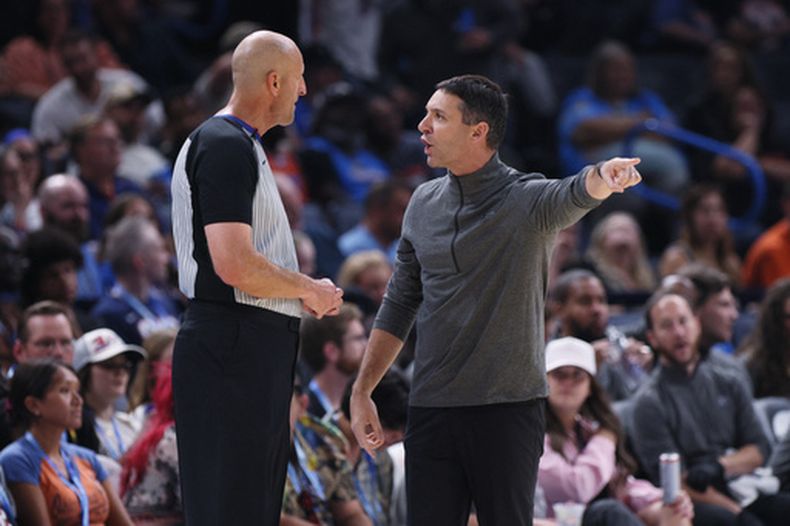 El entrenador en jefe de los Oklahoma City Thunder, Mark Daigneault (derecha), habla con el árbitro Eric Dalen (izquierda) durante la segunda mitad de un partido de pretemporada de la NBA contra los Indiana Pacers, el martes 13 de octubre de 2026, en Oklahoma City. (Foto AP/Nate Billings)