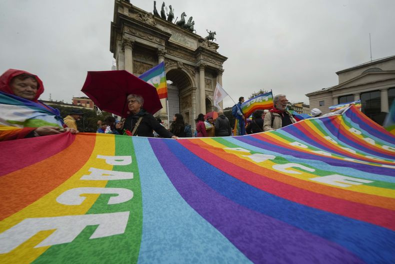 Manifestantes en una marcha por la paz y contra todas las guerras, en Milán, Italia, el sábado 26 de octubre de 2024. (AP Foto/Luca Bruno)