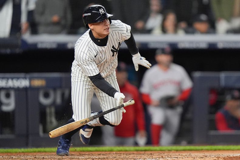 ARCHIVO - Foto del 2 de octubre del 2025, Anthony Volpe de los Yankees de Nueva York batea un sencillo remolcador ante los Medias Rojas de Boston en el juego 3 de la serie de comodín. (AP Foto/Frank Franklin II, Archivo)