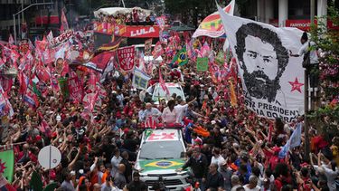 El presidente brasileño Luiz Inácio Lula da Silva (en el centro), quien se postula a la reelección, acompañado por los candidatos al Senado Benedita da Silva, a la derecha, y Pedro Paulo, asiste a un mitin de campaña en Río de Janeiro, Brasil, el viernes 2 de octubre de 2026. (AP Foto/Silvia Izquierdo)
