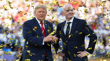 El presidente estadounidense Donald Trump (izquierda) y el presidente de la FIFA Gianni Infantino bajo una lluvia de confeti tras la final de la Copa del Mundo entre España y Argentina, el domingo 19 de julio de 2026, en East Rutherford, Nueva Jersey. (AP Foto/Jacquelyn Martin)