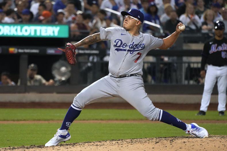 El mexicano Julio Urías, de los Dodgers de Los Ángeles, hace un lanzamiento ante los Mets de Nueva York en el encuentro del viernes 14 de julio de 2023 (AP Foto/Mary Altaffer)