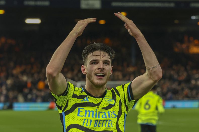 Declan Rice celebra tras marcar el cuarto gol de Arsenal en la victoria 4-3 ante Luton en la Liga Premier, el martes 5 de diciembre de 2023. (AP Foto/Ian Walton)
