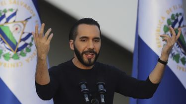 ARCHIVO - El presidente salvadoreño Nayib Bukele pronuncia un discurso durante la inauguración de un centro de datos industrial el 16 de julio de 2024, en Ciudad Arce, El Salvador. (AP Foto/Salvador Meléndez, archivo)