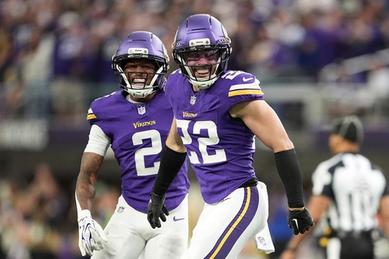 El safety de los Vikings de Minnesota, Harrison Smith (22), celebra con el cornerback Isaiah Rodgers (2) tras interceptar un pase contra los Colts de Indianápolis durante la segunda mitad de un partido de fútbol americano de la NFL en Minneapolis, el domingo 25 de octubre de 2026. (Foto AP/Ellen Schmidt)