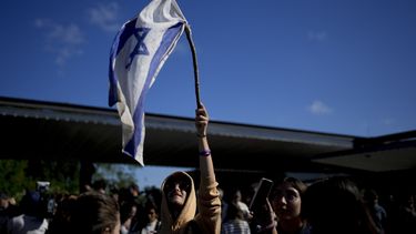 Argentinos que quedaron varados en medio del conflicto entre Israel y los palestinos llegaron al aeropuerto de Buenos Aires el domingo 15 de octubre de 2023. (AP Foto/Natacha Pisarenko)