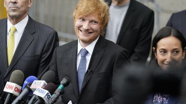 El músico Ed Sheeran se prepara para hablar con medios de comunicación fuera de una Corte Federal en Nueva York tras ganar su juicio por violaciones a los derechos de autor el jueves 4 de mayo de 2023 en Nueva York. Un jurado federal concluyó que Sheeran no plagió componentes clave del clásico de Marvin Gaye de la década de 1970 Lets Get It On cuando creó su éxito Thinking Out Loud. (Foto AP/John Minchillo)