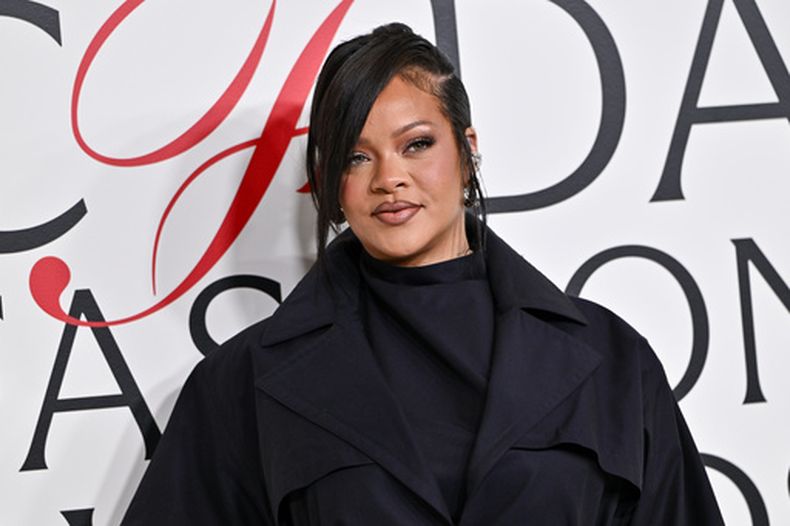 ARCHIVO - Rihanna aparece en los premios de moda CFDA en Nueva York el 3 de noviembre de 2025. (Foto Evan Agostini/Invision/AP, archivo)