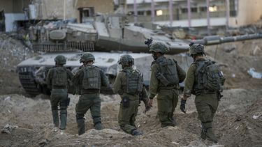 Soldados israelíes realizan una operación en la Franja de Gaza, 8 de noviembre de 2023. La Casa Blanca dijo el jueves 9 de noviembre de 2023 que Israel ha aceptado declarar pausas humanitarias de cuatro horas diariamente en su asalto a Hamas en el norte de Gaza.(AP Photo/Ohad Zwigenberg)