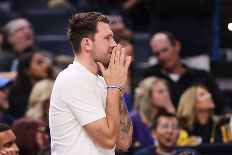 Luka Doncic de los Lakers de Los Ángeles reacciona a una jugada en el segundo encuentro de las semifinales del Oeste ante el Thunder de Oklahoma City el jueves 7 de mayo del 2026. (AP Foto/Nate Billings)