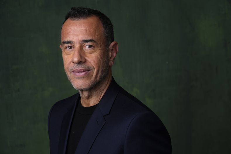 Matteo Garrone posa para un retrato en el almuerzo de nominados a la 96a edición de los Premios de la Academia el 12 de febrero de 2024, en el Hotel Beverly Hilton en Beverly Hills, California. (Foto AP/Chris Pizzello)