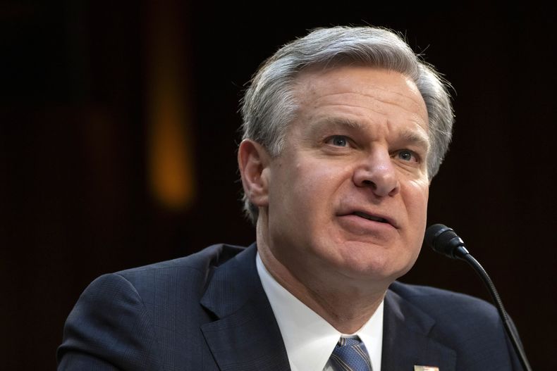 El director del FBI Christopher Wray habla durante una audiencia ante la Comisión de Inteligencia del Senado, en el Capitolio de Washington, el 11 de marzo de 2024. (AP Foto/Mark Schiefelbein, Archivo)