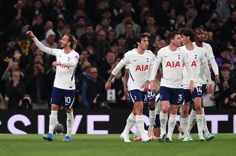 James Maddison del Tottenham celebra tras anotar en el encuentro de la Liga Premier ante el Coventry el lunes 19 de octubre del 2026. (John Walton/PA via AP)