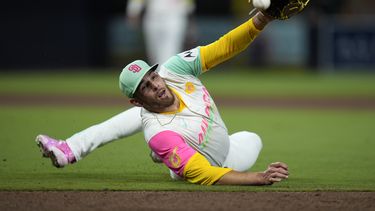 Joe Musgrove, lanzador de los Padres de San Diego, envía la pelota con el guante hacia primera base para hacer un out en el juego del viernes 23 de agosto de 2024, ante los Mets de Nueva York (AP Foto/Gregory Bull)