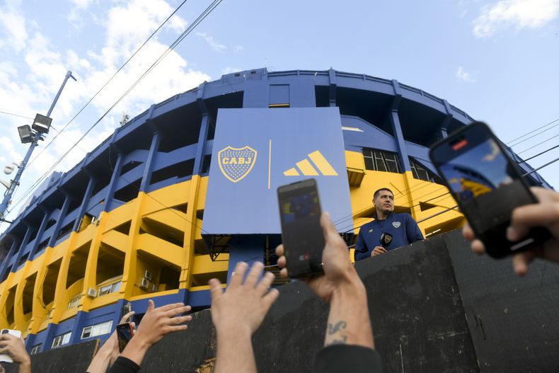 El vicepresidente de Boca Juniors Juan Román Riquelme saluda a los aficionados del club frente al estadio La Bombonera en una manifestación en apoyo al exfutbolista, el domingo 3 de diciembre de 2023, en Buenos Aires. (AP Foto/Gustavo Garello)