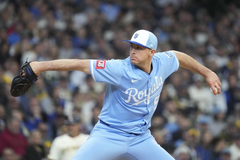 Kris Bubic (50) de los Reales de Kansas City lanza contra los Cerveceros de Milwaukee, el lunes 31 de marzo de 2025, en Milwaukee. (AP Foto/Kayla Wolf)