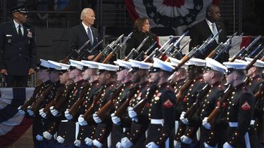 El presidente del Estado Mayor Conjunto, general CQ Brown, izquierda, el presidente Joe Biden, la vicepresidenta Kamala Harris y el secretario de Defensa Lloyd Austin observan la ceremonia de despedida del comandante en jefe del Departamento de Defensa en la Base Conjunta Myer-Henderson Hall, el jueves 16 de enero de 2025, en Arlington, Virginia. (AP Foto/Evan Vucci)