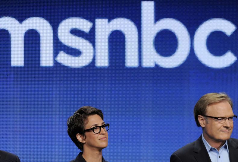 ARCHIVO - Rachel Maddow y Lawrence ODonnell participan en una mesa redonda sobre el programa en la gira de prensa de verano de NBC Universal, el 2 de agosto de 2011, en Beverly Hills, California. (Foto AP/Chris Pizzello, archivo)