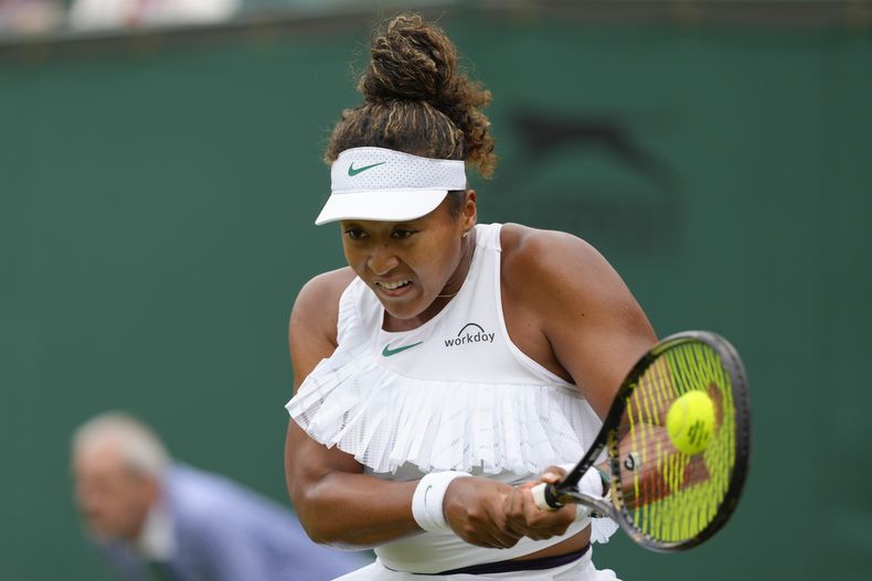 La japonesa Naomi Osaka devuelve un revés a la francesa Diane Parry durante su partido de primera ronda de Wimbledon en Londres, el lunes 1 de julio de 2024. (AP Foto/Kirsty Wigglesworth)