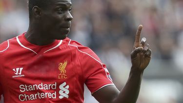americateve | ARCHIVO - En esta foto del 1 de noviembre del 2014, el delantero del Liverpool gesticula durante un partido de la Liga Premier inglesa contra Newcastle United. Balotelli es investigado por la Asociaci&oacute;n de F&uacute;tbol de Inglaterra por un controv