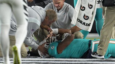 Tagovailoa, retirado en camilla del partido de Dolphins