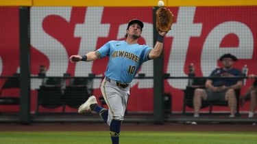 El jardinero derecho de los Cerveceros de Milwaukee, Sal Frelick, realiza una atrapada en carrera ante un batazo de Tommy Troy, de los Diamondbacks de Arizona, en la tercera entrada de un partido de béisbol, el viernes 3 de julio de 2026, en Phoenix. (Foto AP/Rick Scuteri)