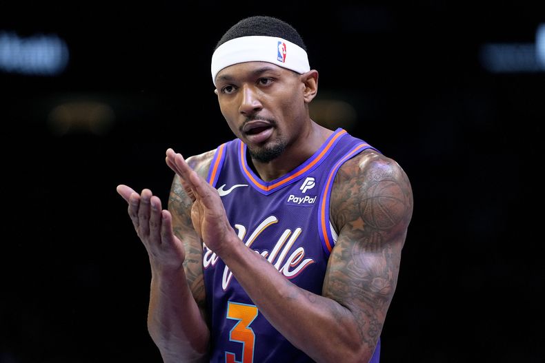 Bradley Beal (3), de los Suns de Phoenix, celebra después de encestar en el partido de baloncesto en contra de los Lakers de Los Ángeles, el viernes 10 de noviembre de 2023, en Phoenix. (AP Foto/Matt York)