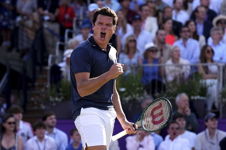 El canadiense Milos Raonic celebra la victoria sobre el británico Cameron Norrie durante el tercer día del The Queens Club Championships, en Londres, el lunes 17 de junio de 2024. (Zac Goodwin/PA vía AP)