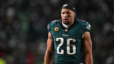 ARCHIVO - Foto del 11 de enero del 2026, el corredor de los Eagles de Filadelfia Saquon Barkley sale del campo durante el medio tiempo del encuentro de comodín ante los 49ers de San Francisco. (AP Foto/Terrance Williams, Archivo)