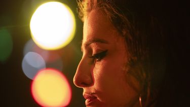En esta imagen proporcionara por Focus Features, Marisa Abela como Amy Winehouse en una escena de Back to Black. (Focus Features vía AP)