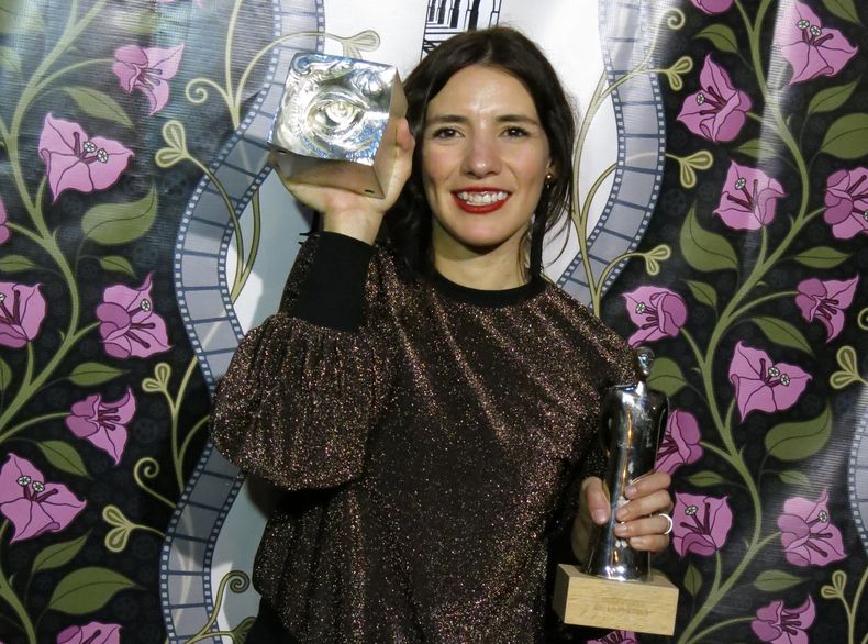 ARCHIVO - La directora mexicana Lila Avilés posa tras ganar el premio a mejor largometraje mexicano por La camarista en el Festival Internacional de Cine de Morelia, en Morelia, México, el 26 de octubre de 2018. Totem de Avilés es la apuesta para los Oscar de 2024 anunció la Academia Mexicana de Artes y Ciencias Cinematográficas el 28 de septiembre de 2023. (Foto AP/Berenice Bautista, archivo)