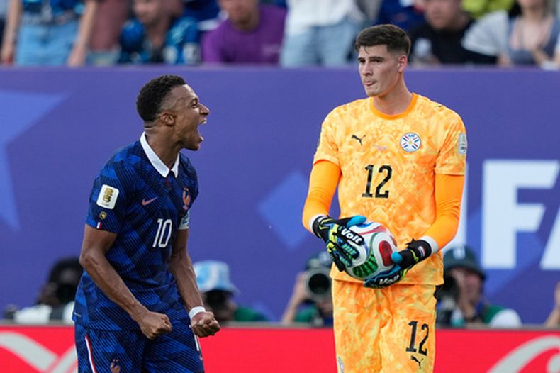 Kylian Mbappe le festeja el triunfo de Francia en la cara al arquero de Paraguay, Orlando Gill, el sábado 4 de julio de 2026 en Filadelfia (AP Foto/Matt Slocum)