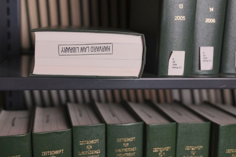 Varios libros yacen sobre estantes en el Langdell Hall, que alberga la biblioteca de la facultad de derecho de Harvard, el miércoles 26 de febrero de 2025, en Cambridge, Massachusetts. (AP Foto/Charles Krupa)