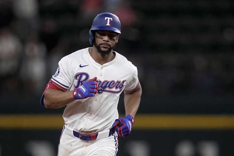 El dominicano Leody Taveras, de los Rangers de Texas, recorre las bases luego de conectar un jonrón de dos carreras ante los Azulejos de Toronto, el martes 17 de septiembre de 2024 (AP Foto/Tony Gutiérrez)