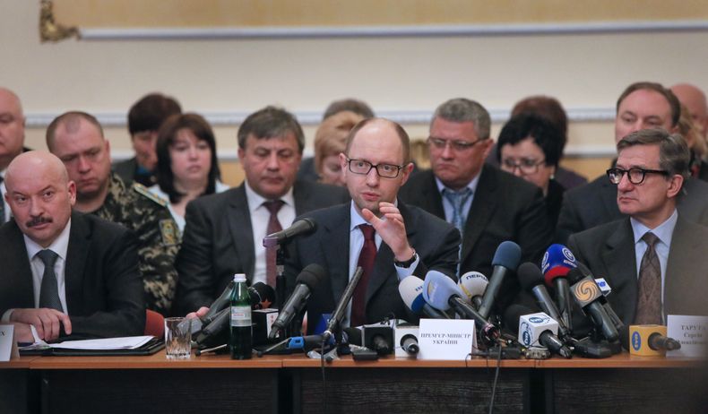 El primer ministro de Ucrania, Arseniy Yatsenyuk, al centro, hace declaraciones sobre la agitaci&oacute;n en el este del pa&iacute;s durante su reuni&oacute;n con gobernantes regionales en Donetsk, Ucrania, el viernes 11 de abril de 2014. (AP Foto/Efrem L