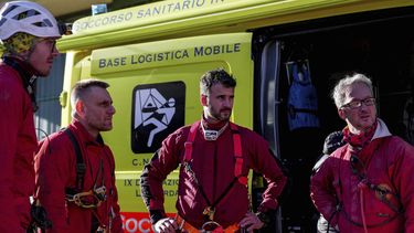 Personal de emergencia participa en una operación de rescate para liberar a Ottavia Piana, una experta espeleóloga que quedó atrapada cuando exploraba la cueva de Bueno Fonteno, cerca de Bérgamo, Italia, el domingo 15 de diciembr de 2024 (Foto by Spada/LaPresse via AP)