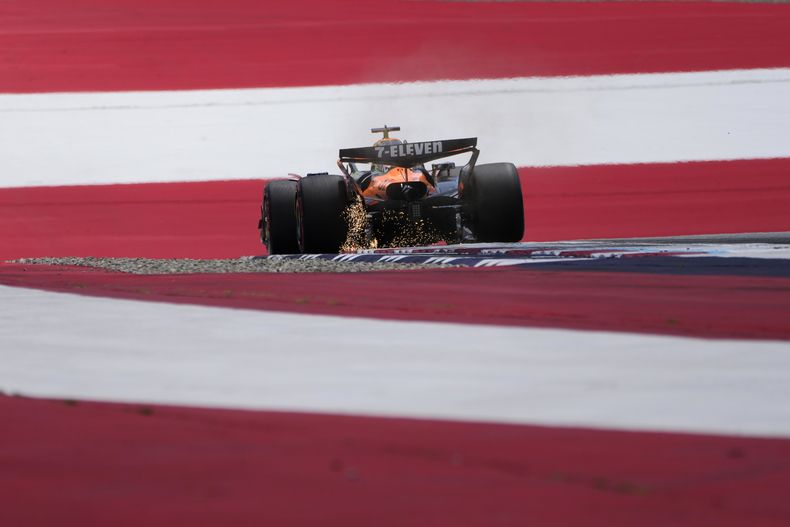 El piloto de McLaren Oscar Piastri de Australia conduce su coche durante el tercer entrenamiento libre en el circuito Red Bull Ring, antes del Gran Premio de Austria de Fórmula Uno, en Spielberg, Austria, el sábado 28 de junio de 2025. (AP Photo/Darko Bandic)
