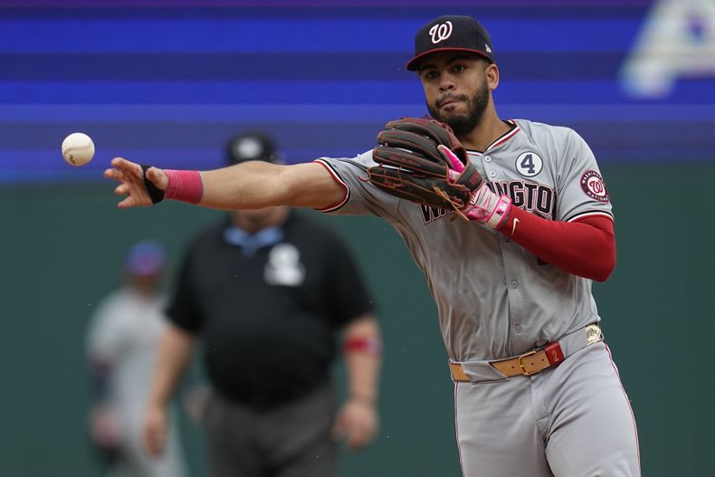 Luis García Jr. de los Nacionales de Washington saca out en primera base a Brayan Rocchio de los Guardianes de Cleveland, el domingo 2 de junio de 2024, en Cleveland. (AP Foto/Sue Ogrocki)