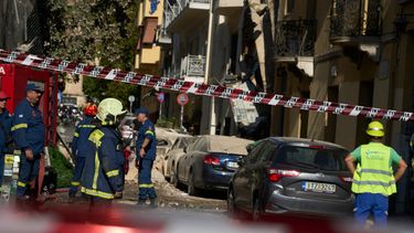 Bomberos trabajan en la zona donde una potente explosión provocó el derrumbe de un edificio y causó al menos dos heridos, en el distrito turístico de Plaka, en Atenas, Grecia, el 25 de septiembre de 2026. (AP Foto/Petros Giannakouris)