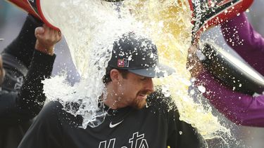 Nolan McLean, pitcher de los Mets de Nueva York, es empapado con la hielera tras ganar el juego del sábado 16 de agosto de 2025, ante los Marineros de Seattle (AP Foto/Heather Khalifa)