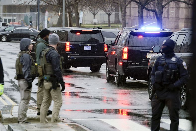 La caravana que trajo al expresidente Donald Trump llega al tribunal E. Barrett Prettyman en Washington el 9 de enero de 2024. (Foto AP/Jose Luis Magana)