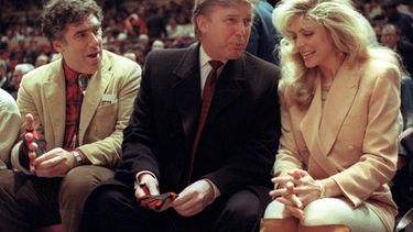 ARCHIVO - Foto del 6 de marzo del 1991, el actor Elliott Gould junto a Donald Trump y su esposa Marla Maples en los asientos de primera fila del juego de los Knicks de Nueva York ante los Suns de Phoenix en el Madison Square Garden. (AP Foto/Steve Freeman, Archivo)