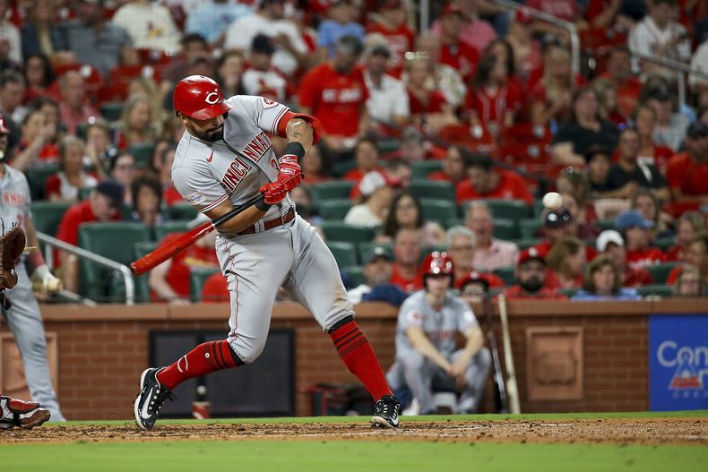 Christian Encarnación-Strand, de los Rojos de Cincinnati, conecta un jonrón de tres carreras en el juego del viernes 29 de septiembre de 2023, ante los Cardenales de San Luis (AP Foto/Scott Kane)