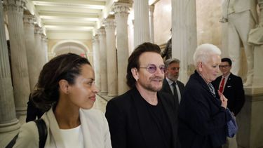 Bono critica separación de familias en EEUU