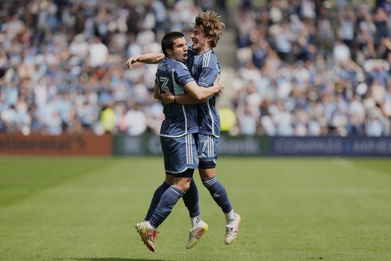 Magomed Suleymanov (izquierda) festeja con Jake Davis, su cmpañero del Sporting Kansas City, tras anotar en el partido del domingo 13 de abril de 2025 (AP Photo/Charlie Riedel)